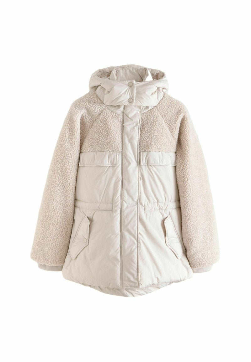 Geplüschte beige Jacke mit Kapuze, strukturierten, flauschigen Schultern und Ärmeln, glatten Vordertaschen und einer taillierten Taille für eine entspannte Passform.