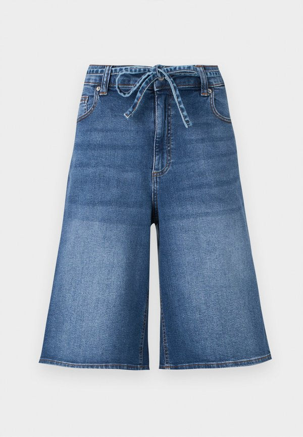 Vero Moda Curve VMCMARI WILLA  - Denim shorts - medium blue denim