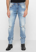 Helleblaue Denim-Jeans im Slim-Fit mit abgewetzten Stellen an den Oberschenkeln und subtiler Ausbleichung für ein abgetragenes Aussehen.