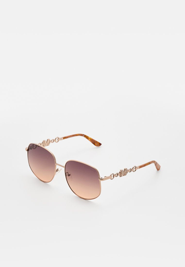 Quadratische Sonnenbrille mit roségoldenen Verlaufsgläsern und schildpattfarbenen Bügeln mit dekorativen goldenen Kettengliedern.