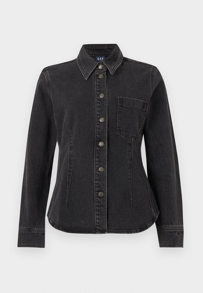 Schwarzes Jeanshemd zum Knöpfen mit langen Ärmeln, spitzem Kragen, einer einzigen Brusttasche und sichtbaren Nähten für eine taillierte Passform.