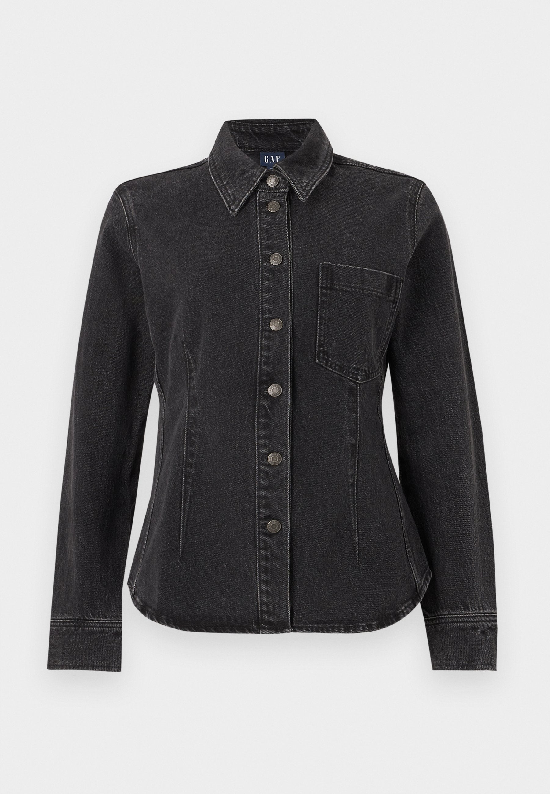 Schwarzes Jeanshemd zum Knöpfen mit langen Ärmeln, spitzem Kragen, einer einzigen Brusttasche und sichtbaren Nähten für eine taillierte Passform.