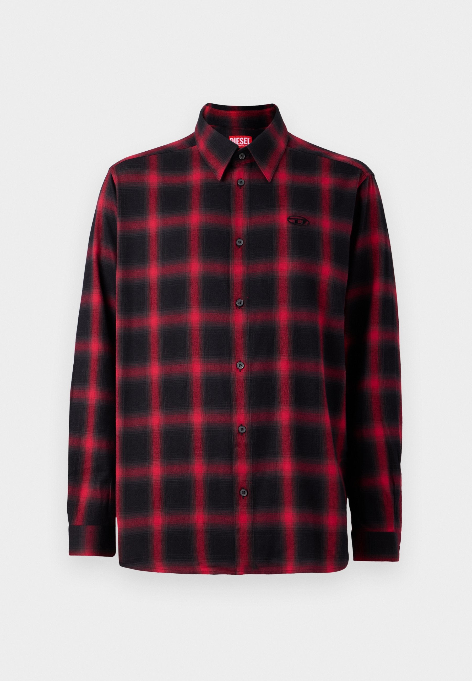 Schwarz-rotes karierter Flanellhemd mit langen Ärmeln, Knopfleiste, spitzem Kragen und kleinem Logo auf der linken Brust.