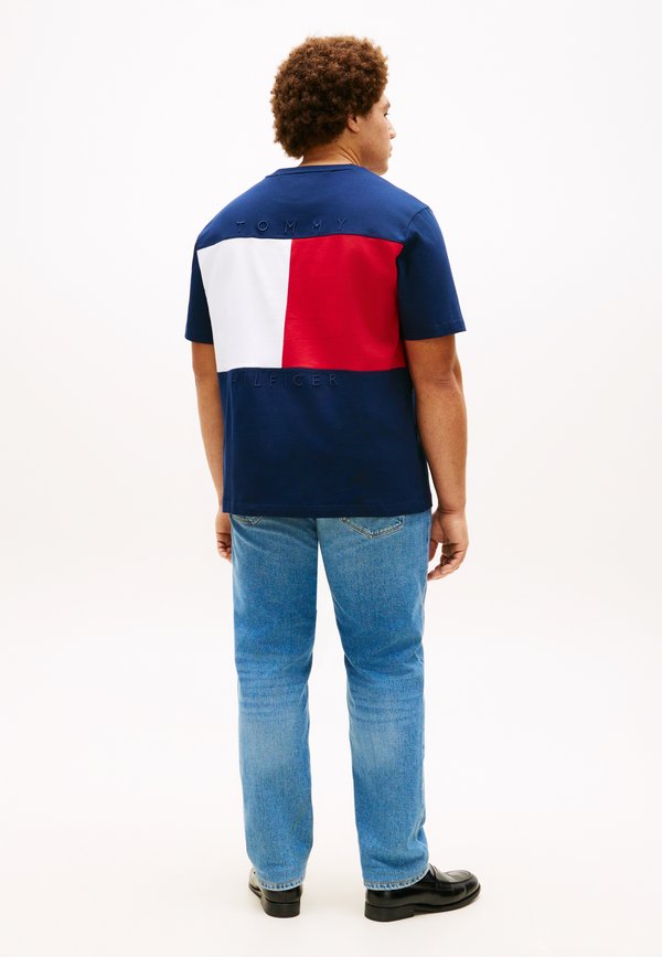 Tommy Hilfiger PLUS FLAG EMBROIDERY RELAXED JERSEY T-SHIRT - Print T-shirt - navy