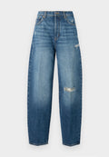 Hellblaue Denim-Jeans mit einer lockeren Passform, die einen verwaschenen Bereich am linken Knie, ein Fünf-Taschen-Design und Gürtelschlaufen aufweisen.