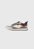 Sneaker mit beigem und grauem Obermaterial aus Wildleder und Mesh, schwarzen Akzenten, rotem Logo, Schnürdesign und Gummisohle mit Trittmuster.
