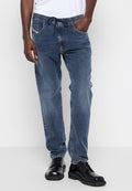 Blaue Jeanshose mit elastischem Bund, Kordelzug und seitlichen Taschen. Der Stoff hat eine leichte Waschung für eine interessante Textur.