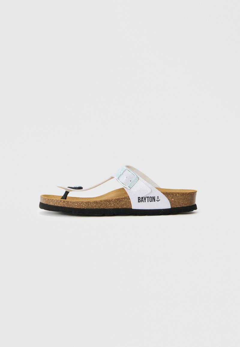 Weiße Flip-Flop-Sandale mit einem Korkfußbett, verstellbarem Riemen mit einer metallischen Schnalle und einer schwarzen Sohle; Branding an der Seite.