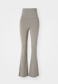 Hochtaillierte, ausgestellte Leggings aus hellgrauem Stoff. Mit glatter Textur und einem dehnbaren, figurbetonten Design. Keine sichtbaren Beschläge.