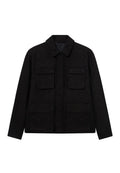 Schwarze Hahnentritt-Jacke mit Kragen, zwei vorderen Klappentaschen und geradem Schnitt. Aus strukturiertem Stoff gefertigt, ideal zum Layering.