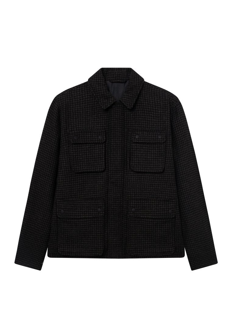 Schwarze Hahnentritt-Jacke mit Kragen, zwei vorderen Klappentaschen und geradem Schnitt. Aus strukturiertem Stoff gefertigt, ideal zum Layering.