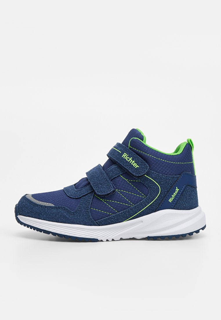 Blauer und grüner hoher Kindersneaker mit Klettverschlüssen, weißer Sohle und strukturiertem Grip, mit "Richter" auf der Seite und dem Riemen gebrandmarkt.