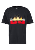 Schwarzes T-Shirt mit Grafik von zwei roten gesteppte Ofenhandschuhen, die eine gelb-orange Flamme in der Mitte vorne halten.