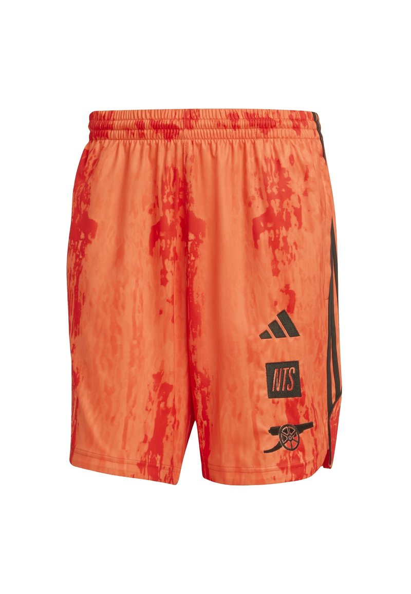 Helle orange Sportshorts mit einem wellenförmigen Muster, featuring schwarzen Akzenten, einem elastischen Bund und Logos an den Seiten. Leichte Stoffqualität.