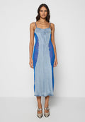 Strickkleid mit einem Farbkombinationsdesign aus Blau und Denim, verstellbaren Trägern und einer geraden Silhouette mit strukturierten Details.