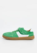 Grüner Wildledersneaker mit weißem Streifen und Klettverschluss, beige Gummisohle und "893"-Detail an der Seite und Sohle, von der linken Seite gezeigt.