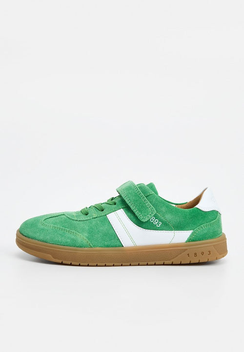 Grüner Wildledersneaker mit weißem Streifen und Klettverschluss, beige Gummisohle und "893"-Detail an der Seite und Sohle, von der linken Seite gezeigt.