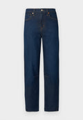 Dunkelblaue Jeans aus Denim mit geradem Bein, Fünf-Taschen-Design und kontrastierenden Nähten. Ohne Verzierungen.
