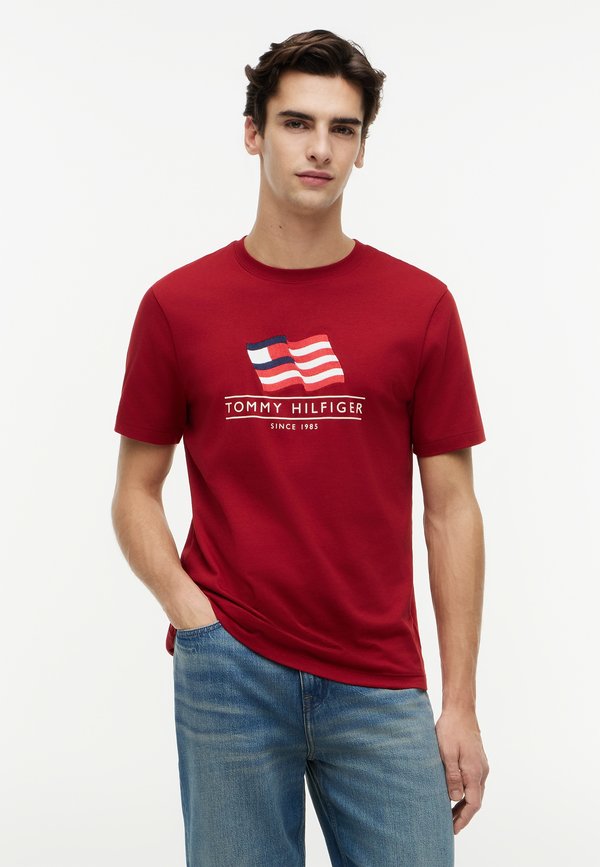 Tommy Hilfiger MAIN FLAG REGULAR TEE - AMERICANA CAPSULE - Print T-shirt - regatta red
