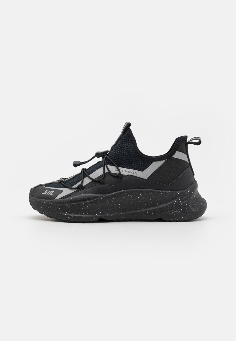 Schwarze Sportsneaker mit einem strukturierten Mesh-Obermaterial, reflektierenden Akzenten, elastischen Schnürsenkeln und einer gepunkteten schwarzen Sohle.
