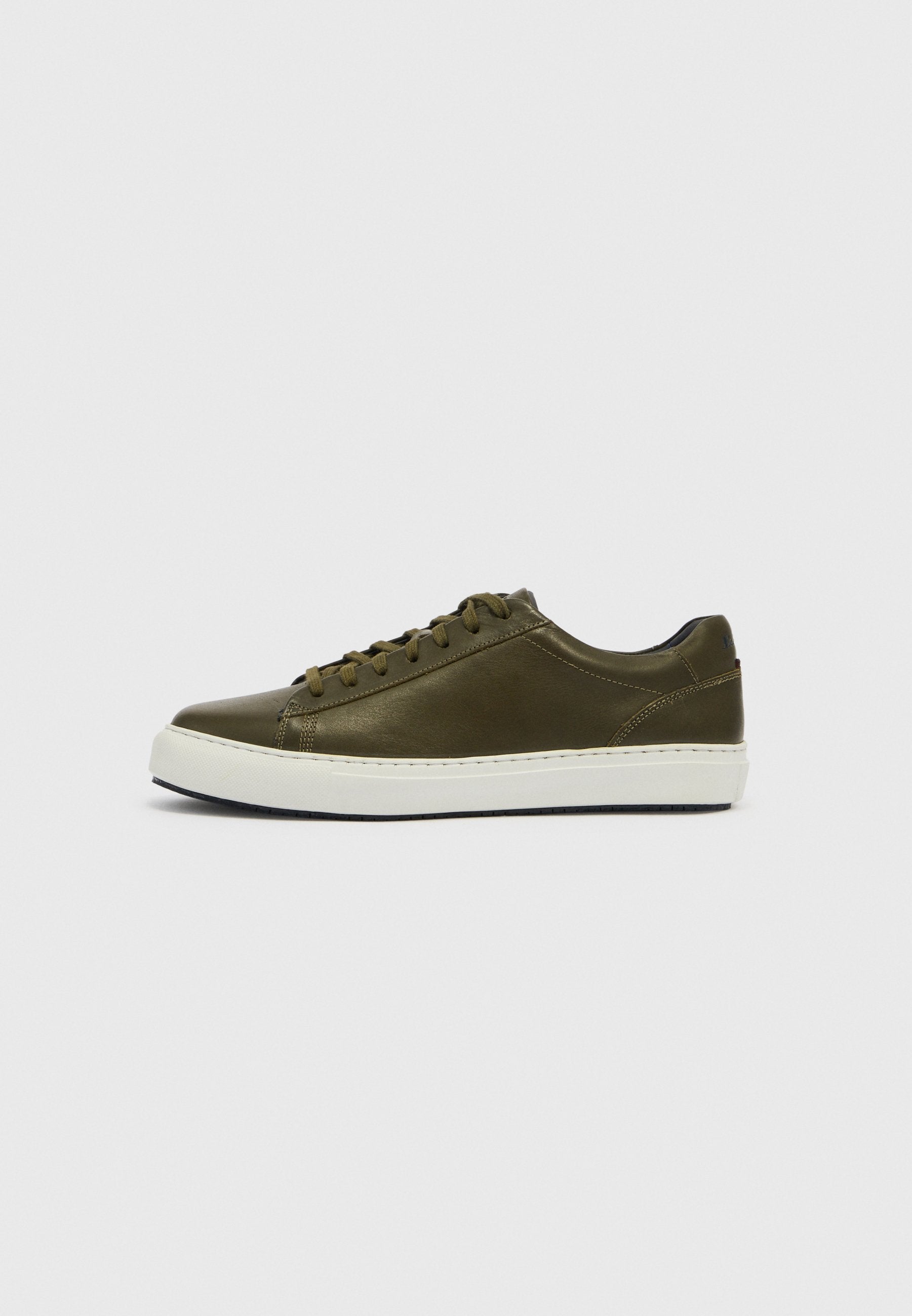 Olivegrüner, niedrig geschnittener Ledersneaker mit Schnürung vorne und dicker weißer Gummisohle, von der Seite auf einfachem Hintergrund gezeigt.