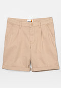 Beige Baumwollshorts mit geradem Schnitt, ausgestattet mit vorderen Falten, zwei Seitentaschen und umgeschlagenen Säumen. Timberland-Logoschild sichtbar am Bund.
