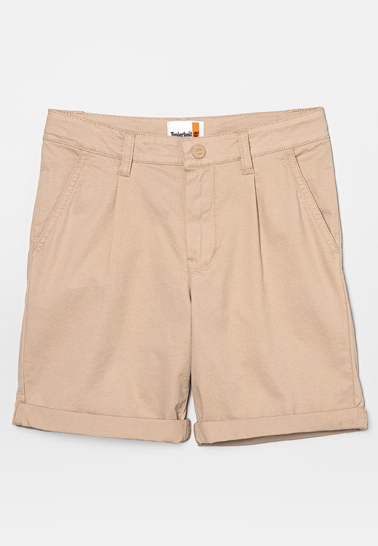 Beige Baumwollshorts mit geradem Schnitt, ausgestattet mit vorderen Falten, zwei Seitentaschen und umgeschlagenen Säumen. Timberland-Logoschild sichtbar am Bund.