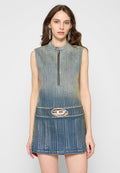 Jeans-Minikleid mit hochgeschlossenem Kragen, ärmellosem Design, Reißverschluss vorne und einer metallischen Schnalle. Verfügt über ein verlaufendes Blau-Muster.