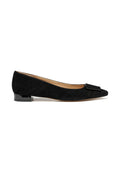 Schwarze Wildleder-Ballettschuhe mit spitzer Zehenform, glänzenden schwarzen Akzenten am Schaft und einem niedrigen Blockabsatz. Glattes Innenfutter.