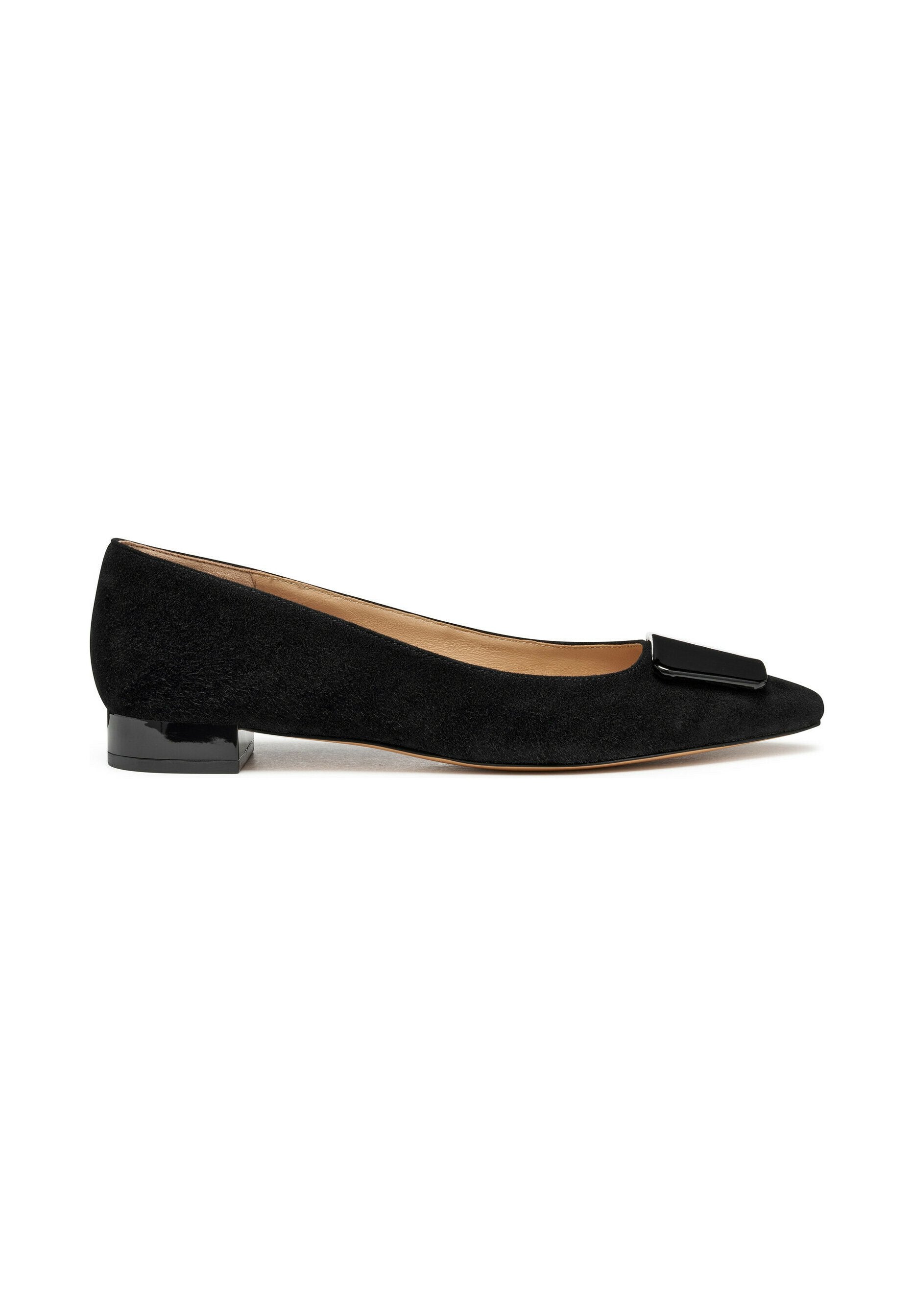Schwarze Wildleder-Ballettschuhe mit spitzer Zehenform, glänzenden schwarzen Akzenten am Schaft und einem niedrigen Blockabsatz. Glattes Innenfutter.
