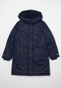 Marineblauer Parka mit hohem Kragen und Kapuze, ausgestattet mit einem weichen Innenfutter, langen Ärmeln, zwei seitlichen Taschen und reflektierenden Akzenten.