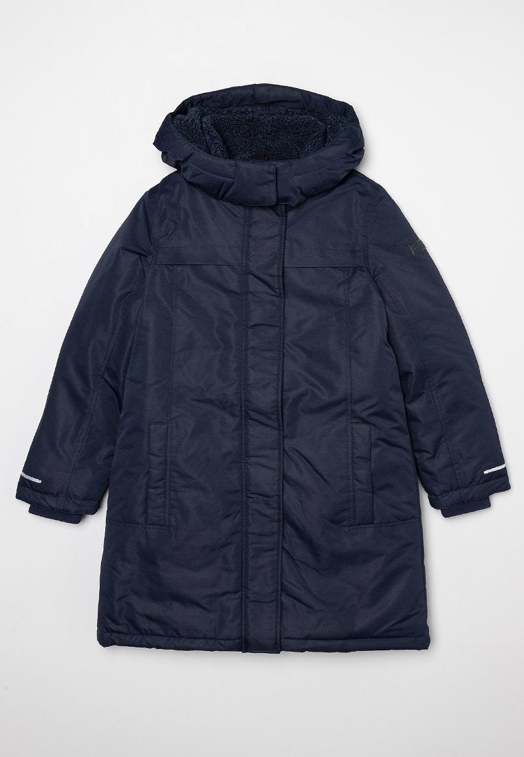 Marineblauer Parka mit hohem Kragen und Kapuze, ausgestattet mit einem weichen Innenfutter, langen Ärmeln, zwei seitlichen Taschen und reflektierenden Akzenten.