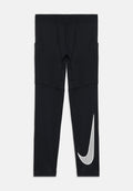 Schwarze Sporthose aus dehnbarem Material mit schmalem Schnitt. Verfügt über ein weißes Nike-Logo und Seitentaschen. Glatte Textur überall.
