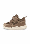 Braune wasserdichte Sneakers aus Leder und Mesh, mit einer strukturierten Oberfläche, einem Klettverschluss und einer hellen Gummisohle.