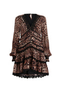 Kleid im Leopardenmuster mit langen Ärmeln, Rüschenschichten, schwarzem Spitzenbesatz, tiefem V-Ausschnitt und Knopfdetails. Weicher Stoff mit fließender Silhouette.