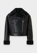 Schwarze, verkürzte Jacke aus Kunstleder mit Shearling-Kragen und -Manschetten, diagonaler Vorderreißverschluss und zwei schrägen Seitentaschen.