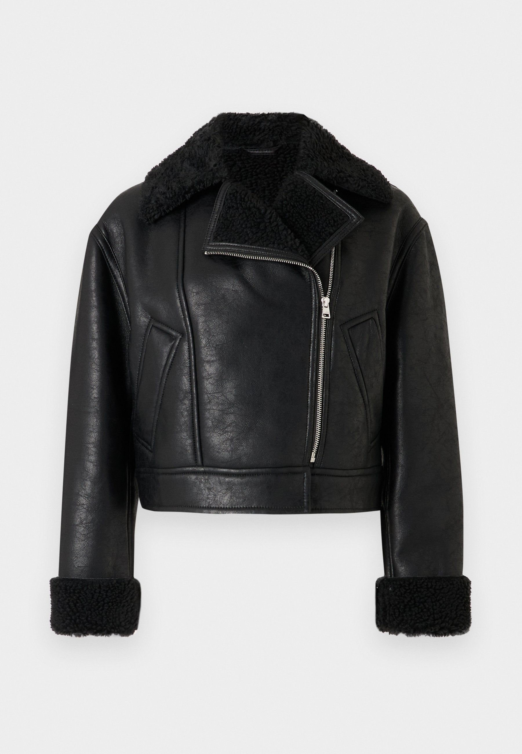 Schwarze, verkürzte Jacke aus Kunstleder mit Shearling-Kragen und -Manschetten, diagonaler Vorderreißverschluss und zwei schrägen Seitentaschen.