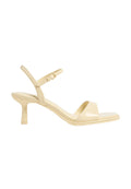 Gelbe Lackleder-Absatzsandalen mit offener Zehe, schmalem Knöchelriemen und 7,5 cm Absatzhöhe; glatte Textur und minimale Designmerkmale.