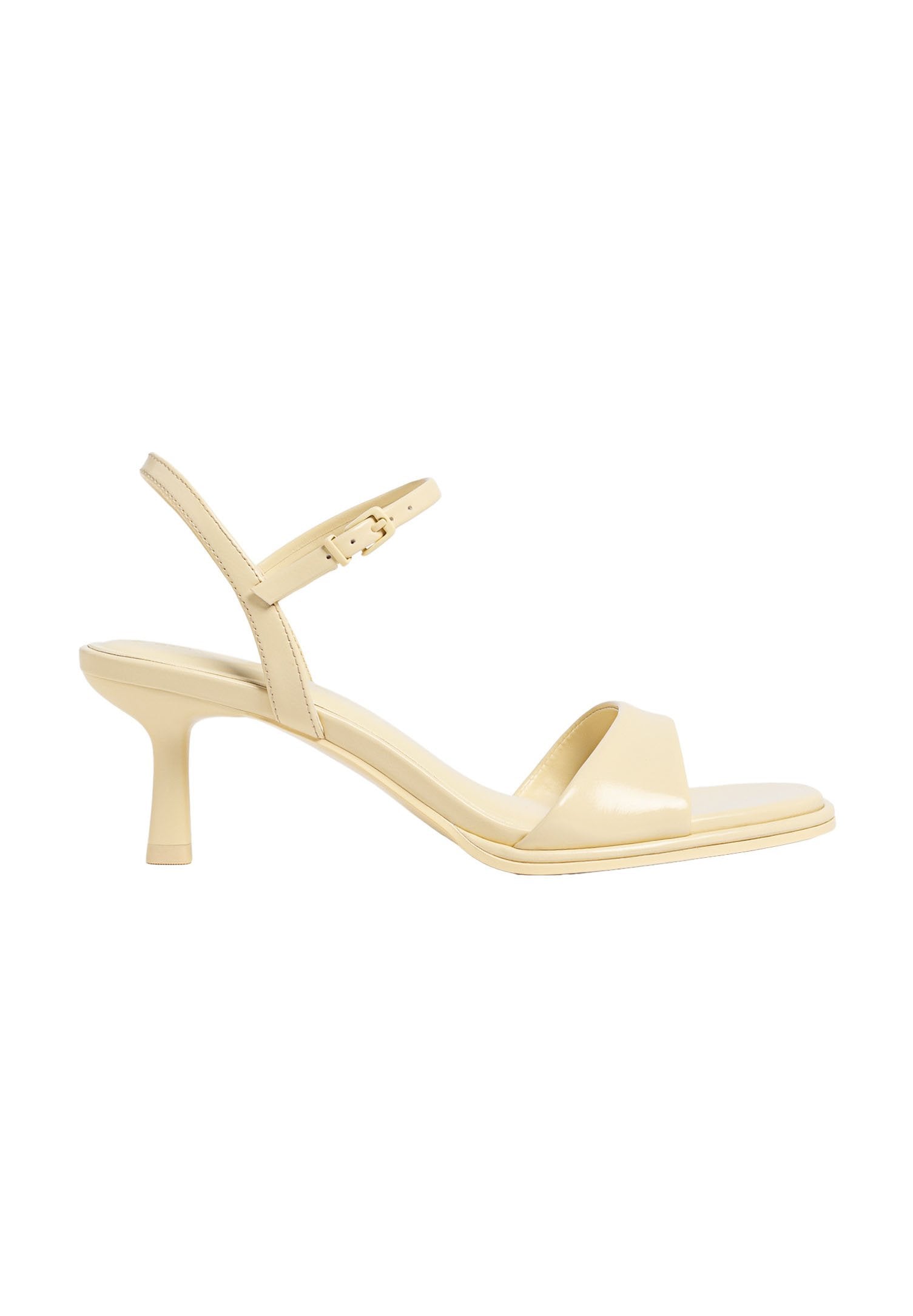 Gelbe Lackleder-Absatzsandalen mit offener Zehe, schmalem Knöchelriemen und 7,5 cm Absatzhöhe; glatte Textur und minimale Designmerkmale.