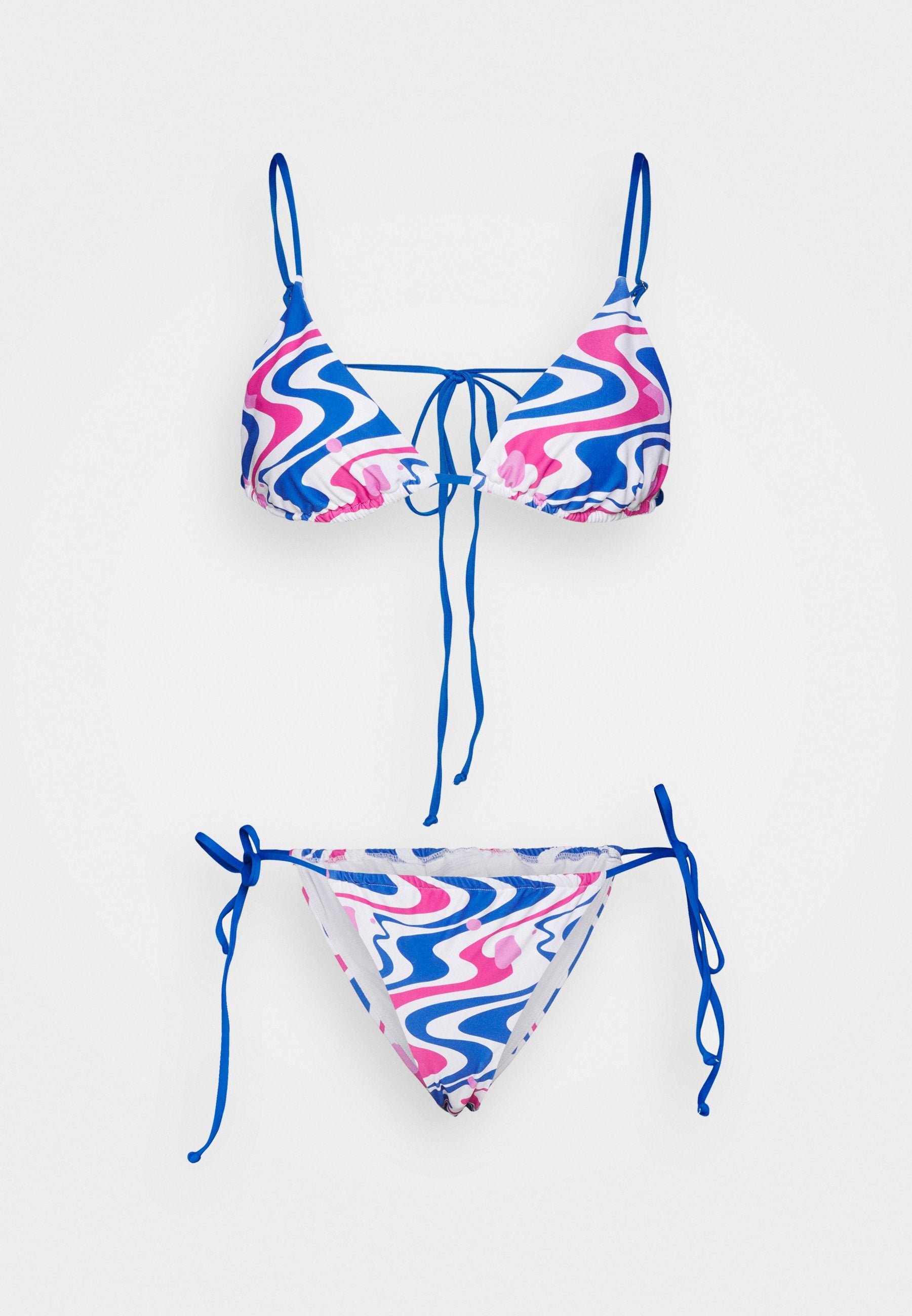 Bikini-Set mit mehrfarbigen wellenförmigen Mustern in Rosa, Blau und Weiß. Das Oberteil hat dreieckige Cups mit Bindebändern; das Unterteil hat seitliche Bindebänder.