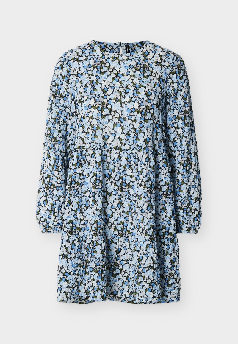 Langärmeliges, knielanges Kleid mit blauem, weißem und grünem Blumenmuster und geraffter Taille auf schlichtem Hintergrund.
