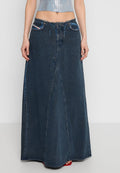 Dunkelblaue Denim-Maxiröhre mit hoher Taille, Frontschlitz und zwei Taschen mit ausgefransten Akzenten. Hergestellt aus dickem Denim-Stoff.