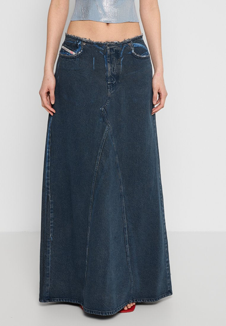 Dunkelblaue Denim-Maxiröhre mit hoher Taille, Frontschlitz und zwei Taschen mit ausgefransten Akzenten. Hergestellt aus dickem Denim-Stoff.