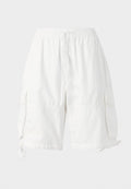 Weiße Cargo-Shorts mit elastischem Bund und Kordelzug, ausgestattet mit zwei Seitentaschen und verstellbaren Saumkordeln. Hergestellt aus leichtem Stoff.