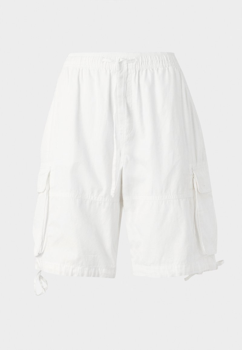 Weiße Cargo-Shorts mit elastischem Bund und Kordelzug, ausgestattet mit zwei Seitentaschen und verstellbaren Saumkordeln. Hergestellt aus leichtem Stoff.