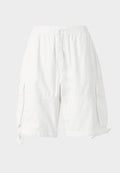 Weiße Cargo-Shorts mit elastischem Bund und Kordelzug, ausgestattet mit zwei Seitentaschen und verstellbaren Saumkordeln. Hergestellt aus leichtem Stoff.
