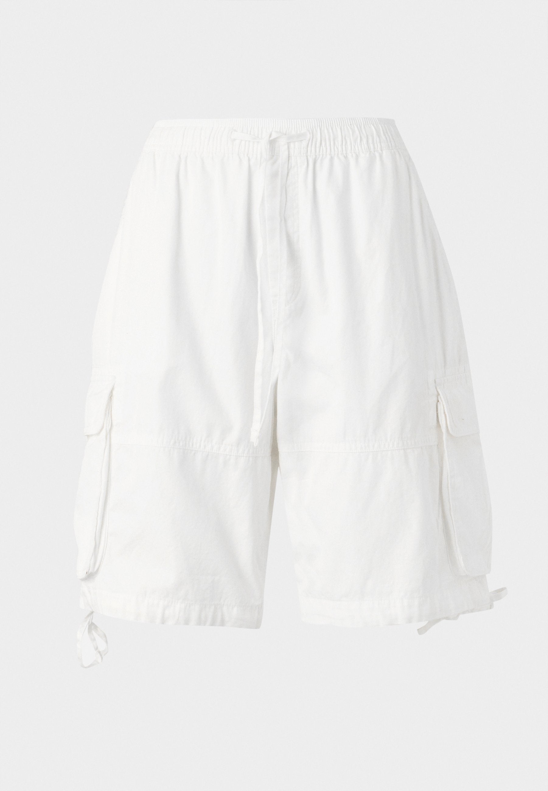 Weiße Cargo-Shorts mit elastischem Bund und Kordelzug, ausgestattet mit zwei Seitentaschen und verstellbaren Saumkordeln. Hergestellt aus leichtem Stoff.