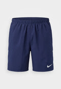 Marineblaue Sportshorts mit elastischem Bund und weißem Nike-Logo am unteren linken Bein, vor einfarbigem Hintergrund dargestellt.