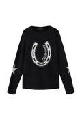 Schwarzer Pullover mit langen Ärmeln, weißes Hufeisen und "AllSaints"-Schriftzug auf der Vorderseite, weiße Sterne auf den Ellbogen, Rundhalsausschnitt.