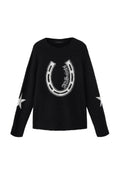 Schwarzer Pullover mit langen Ärmeln, weißes Hufeisen und "AllSaints"-Schriftzug auf der Vorderseite, weiße Sterne auf den Ellbogen, Rundhalsausschnitt.